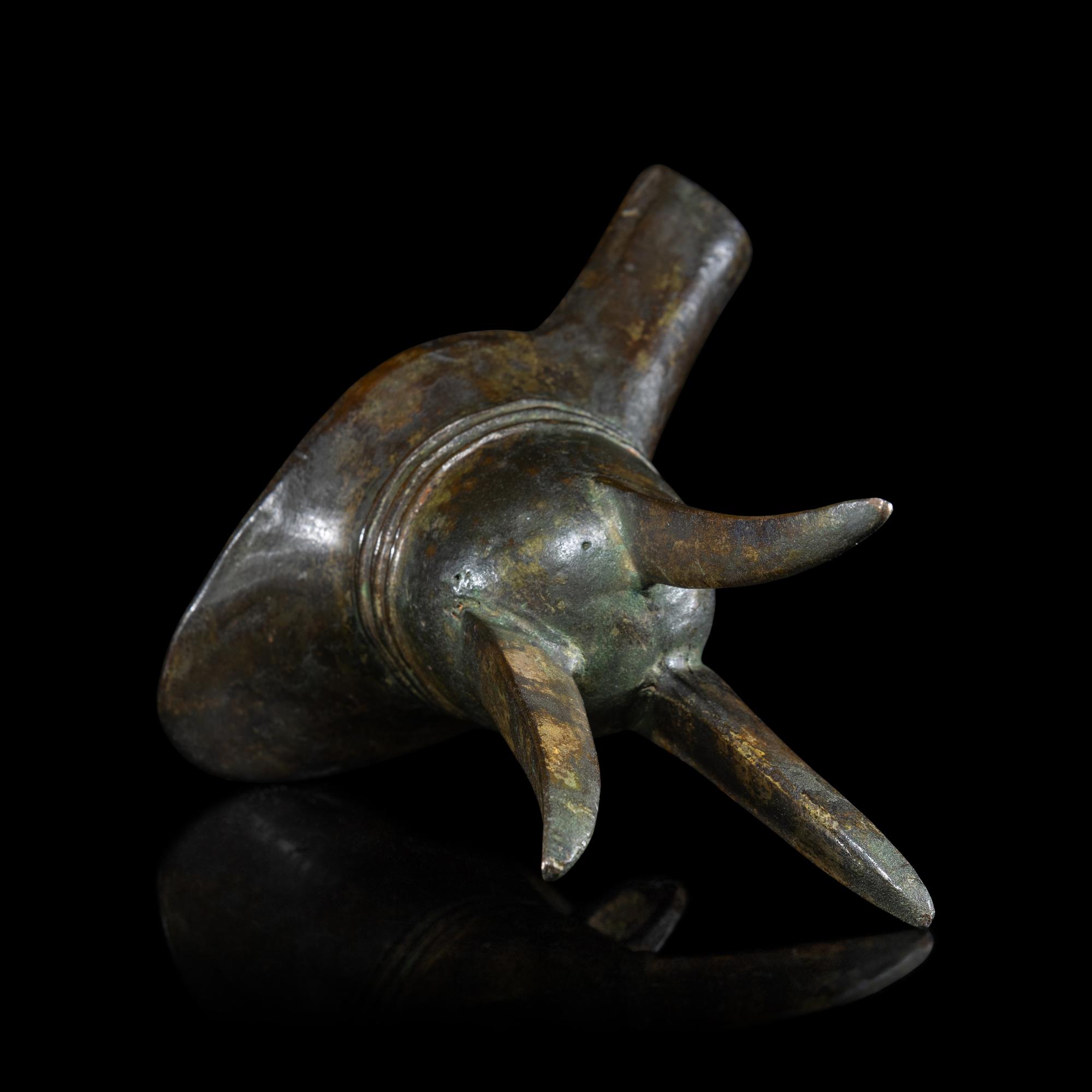 A Chinese Archaistic Bronze Wine Cup, Jue, Ming-Qing Dynasty 明-清 青銅爵