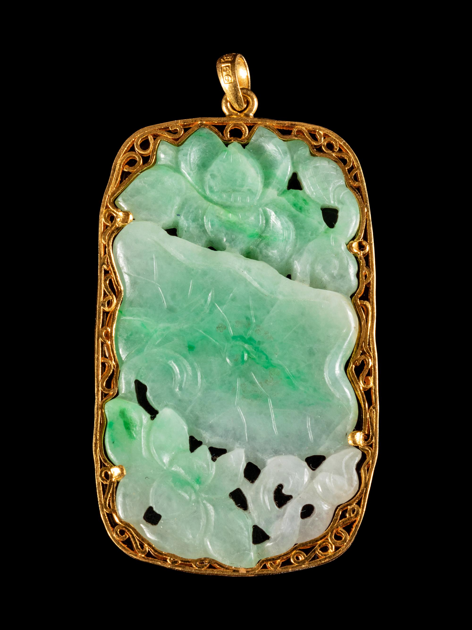 A Yellow Gold Mounted Apple Green Jadeite Pendant