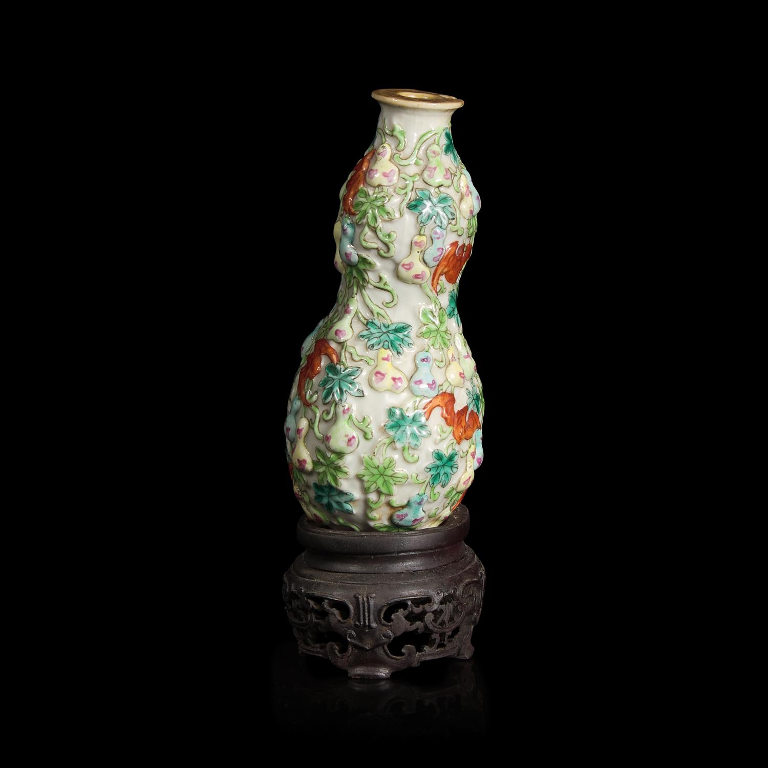 An Unusual Chinese Molded Porcelain "Bats and Gourds" Large Snuff Bottle, First Half 19th Century — 清中期 粉彩貼塑“福祿萬代”葫蘆瓶
