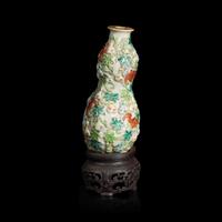An Unusual Chinese Molded Porcelain "Bats and Gourds" Large Snuff Bottle, First Half 19th Century — 清中期 粉彩貼塑“福祿萬代”葫蘆瓶