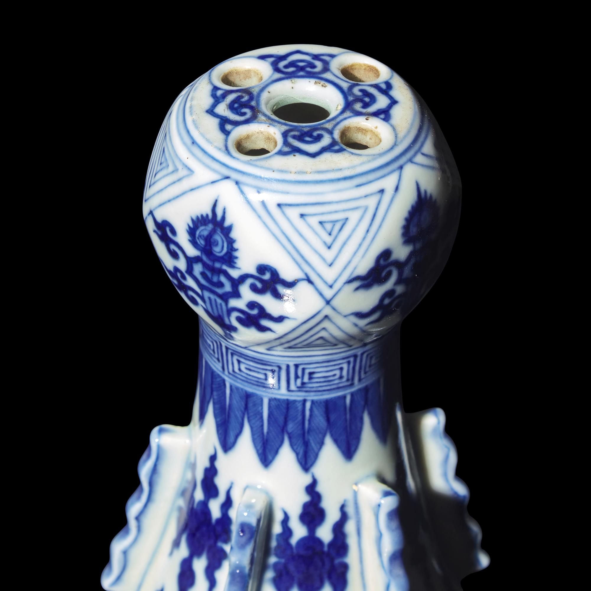 An Unusual Chinese Ming Style Blue and White Porcelain 'Garlic-Bulb' Necked Vase, 18th/Early 19th Century 清中期 明式青花蒜頭瓶