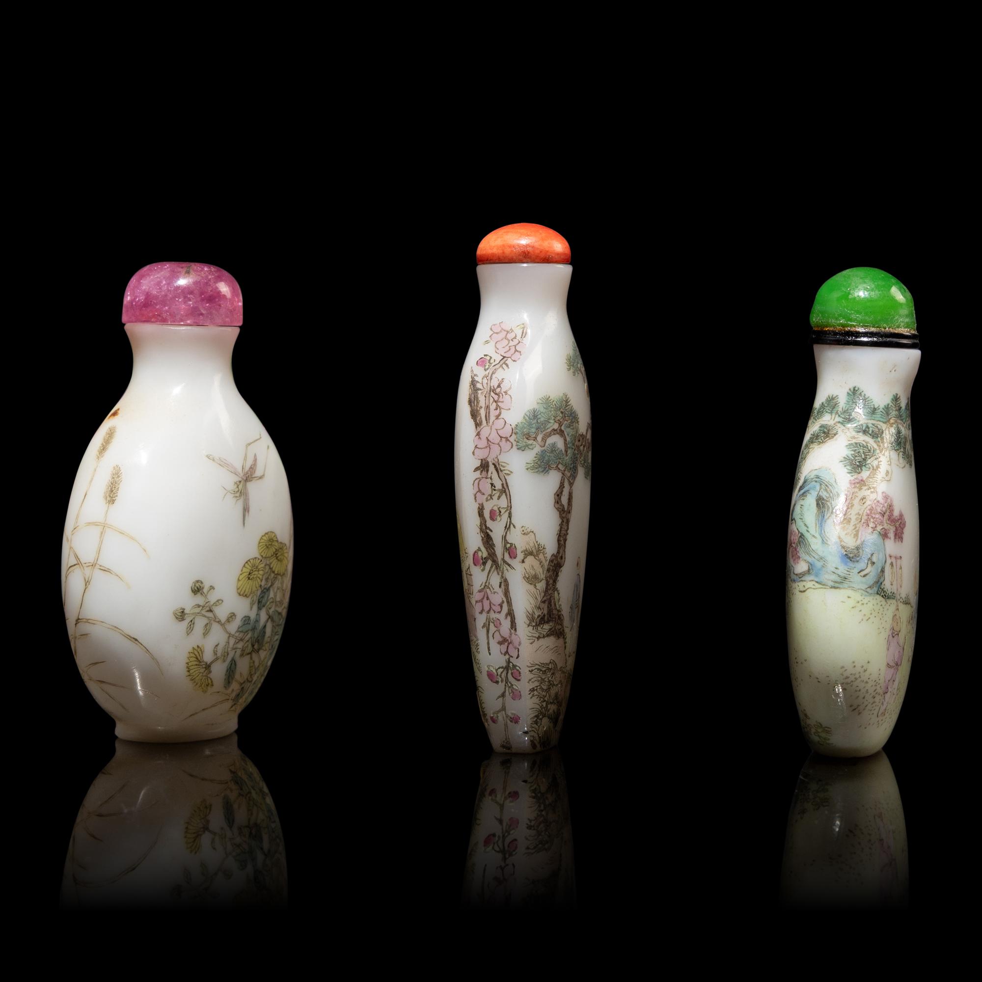 Twenty-One Chinese Snuff Bottles, 19th-Early 20th Century — 晚清-民國 各式鼻烟壺一組二十一只