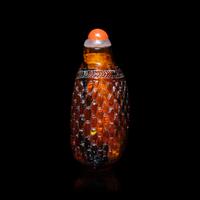 A Miniature Chinese Amber 'Basket Weave' Snuff Bottle, 19th Century 清晚期 琥珀籮紋鼻烟壺
