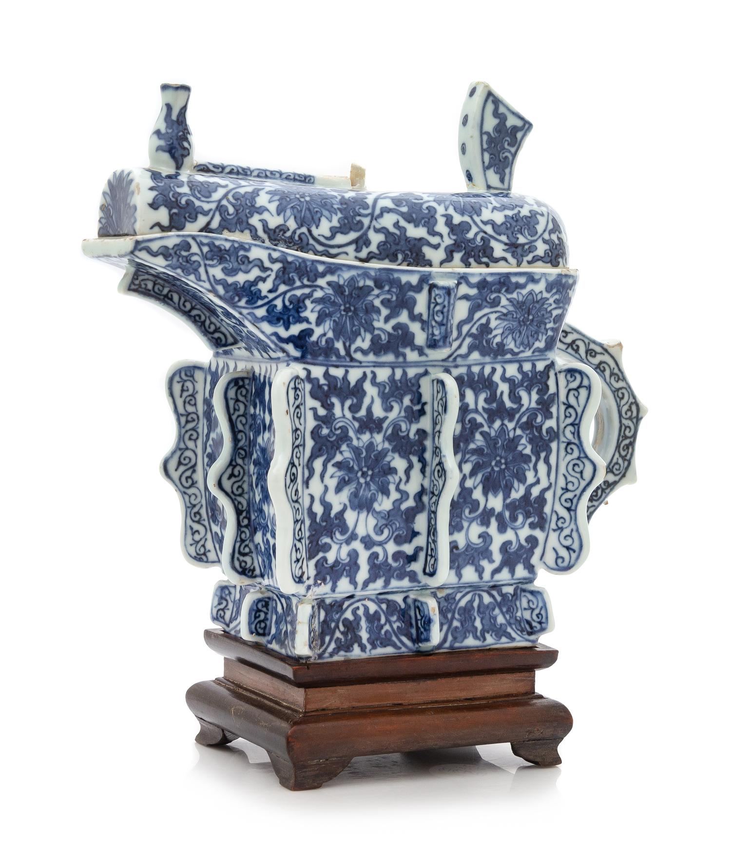 A Blue and White Gong- Form Porcelain Vessel and Cover Height 8 1/2 inches. — 19TH CENTURY