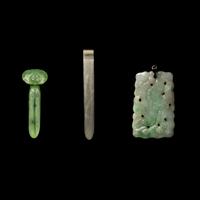 Three Chinese Jade and Jadeite Jewelry Items, 19th Century 清 翡翠、白玉首飾一組三件