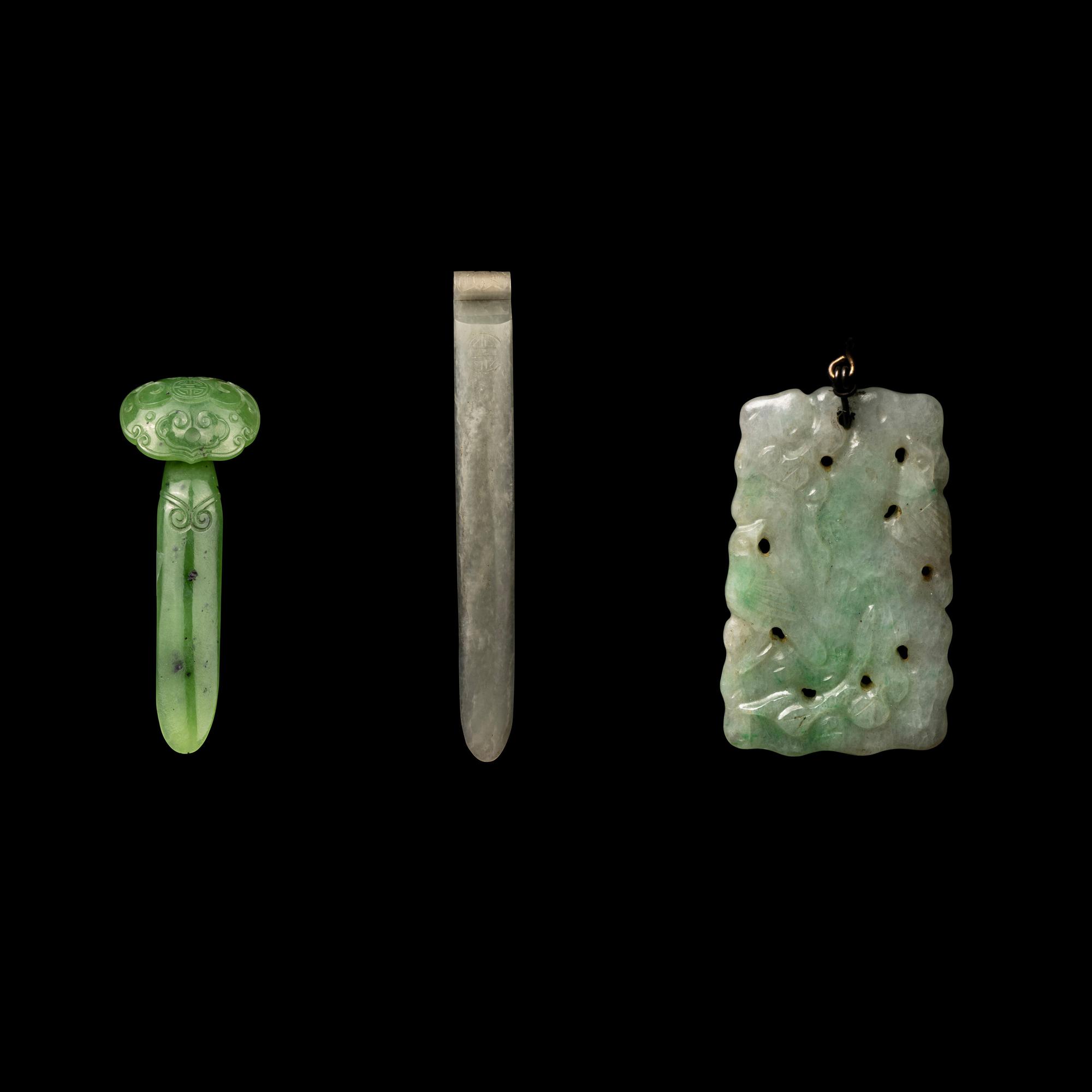 Three Chinese Jade and Jadeite Jewelry Items, 19th Century 清 翡翠、白玉首飾一組三件