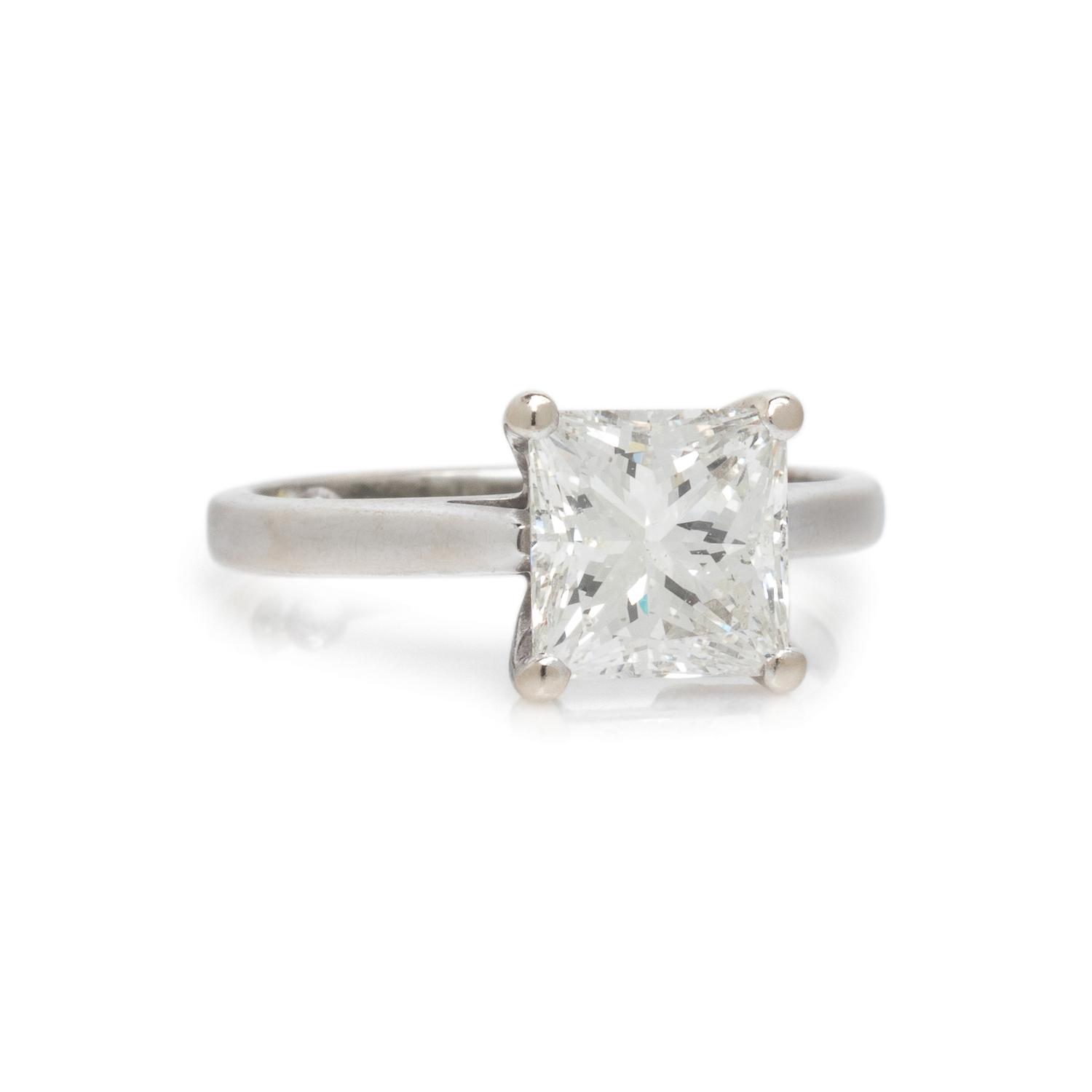 WHITE GOLD AND DIAMOND SOLITAIRE RING