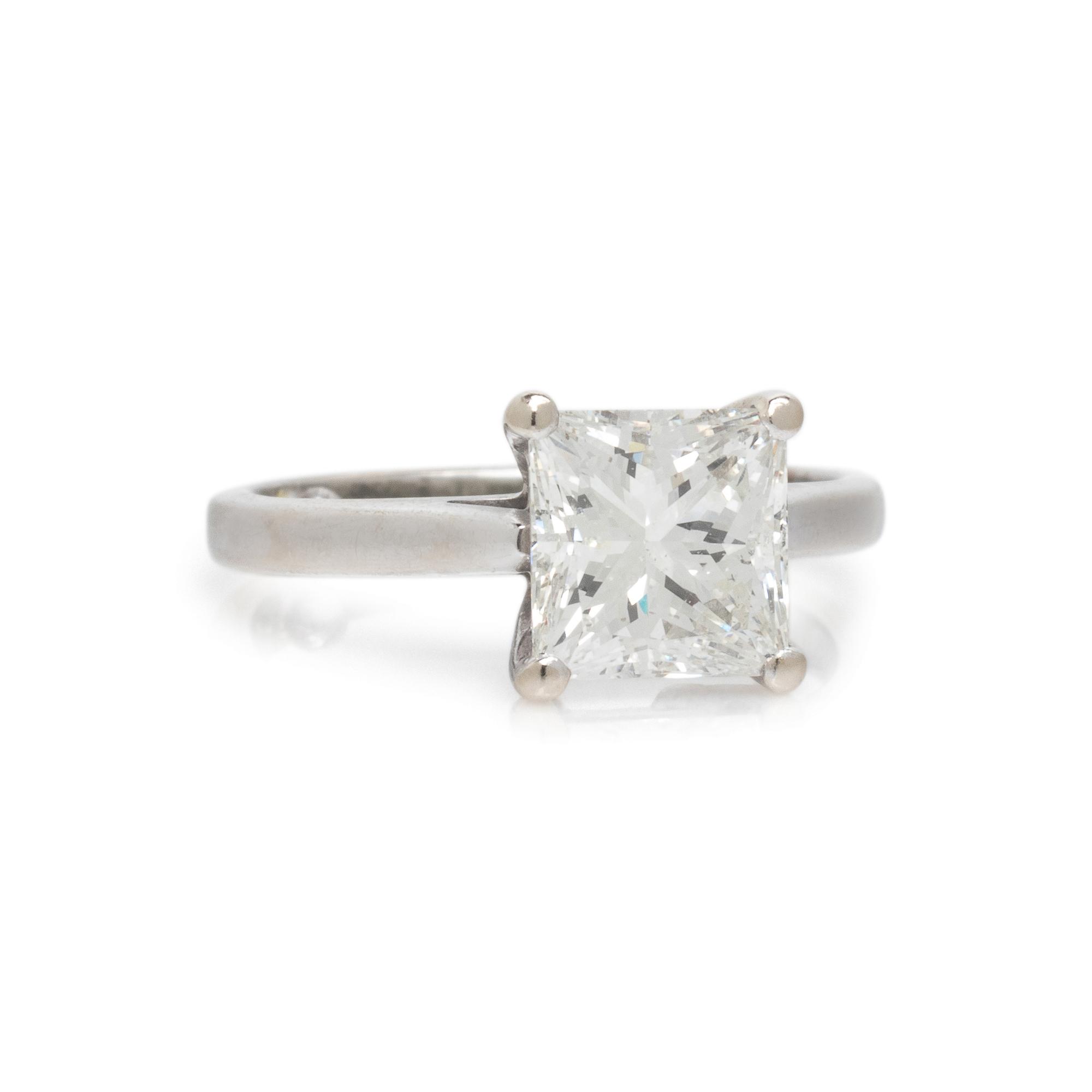 WHITE GOLD AND DIAMOND SOLITAIRE RING