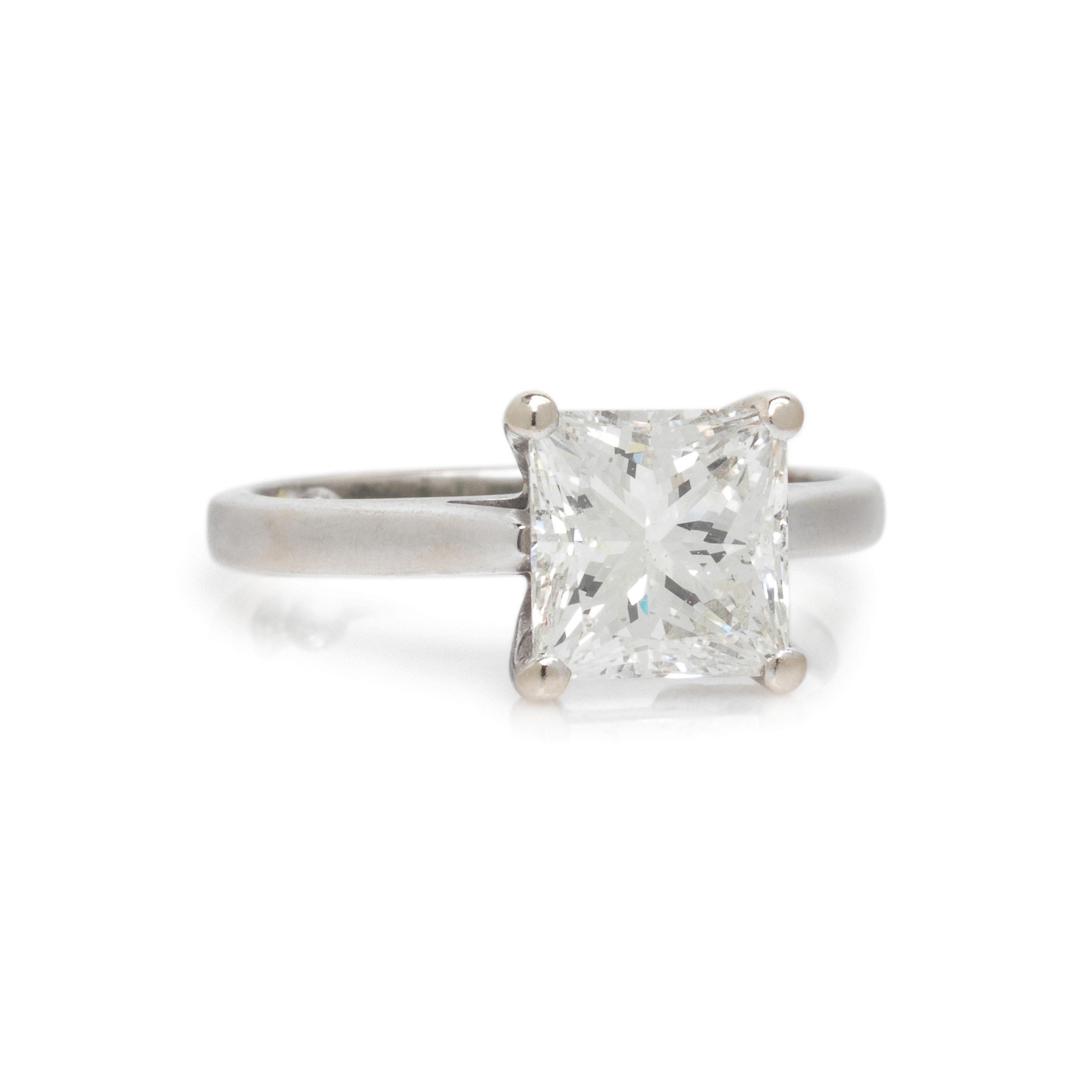 WHITE GOLD AND DIAMOND SOLITAIRE RING