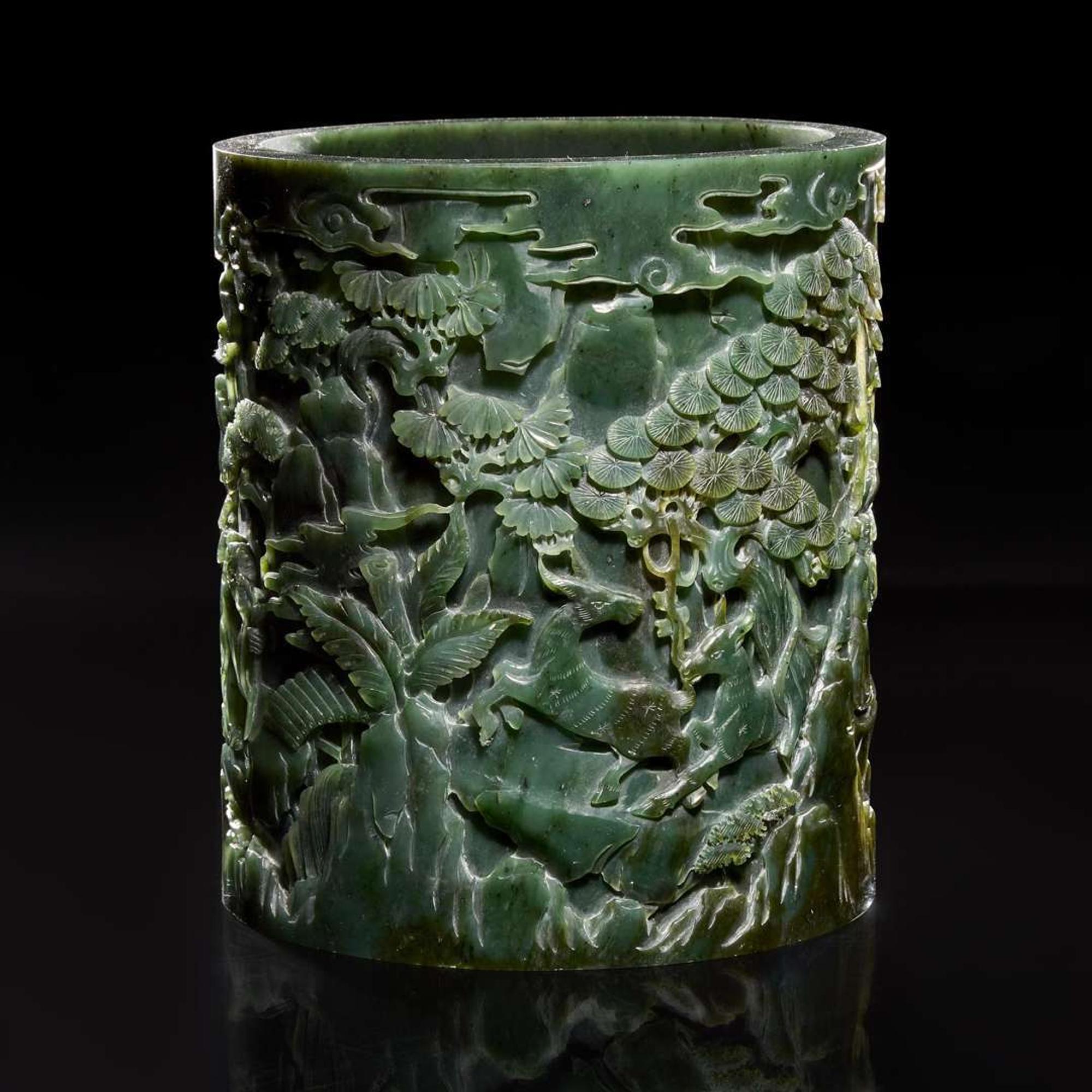 A large Chinese carved spinach jade brush pot 菠菜綠玉大筆筒