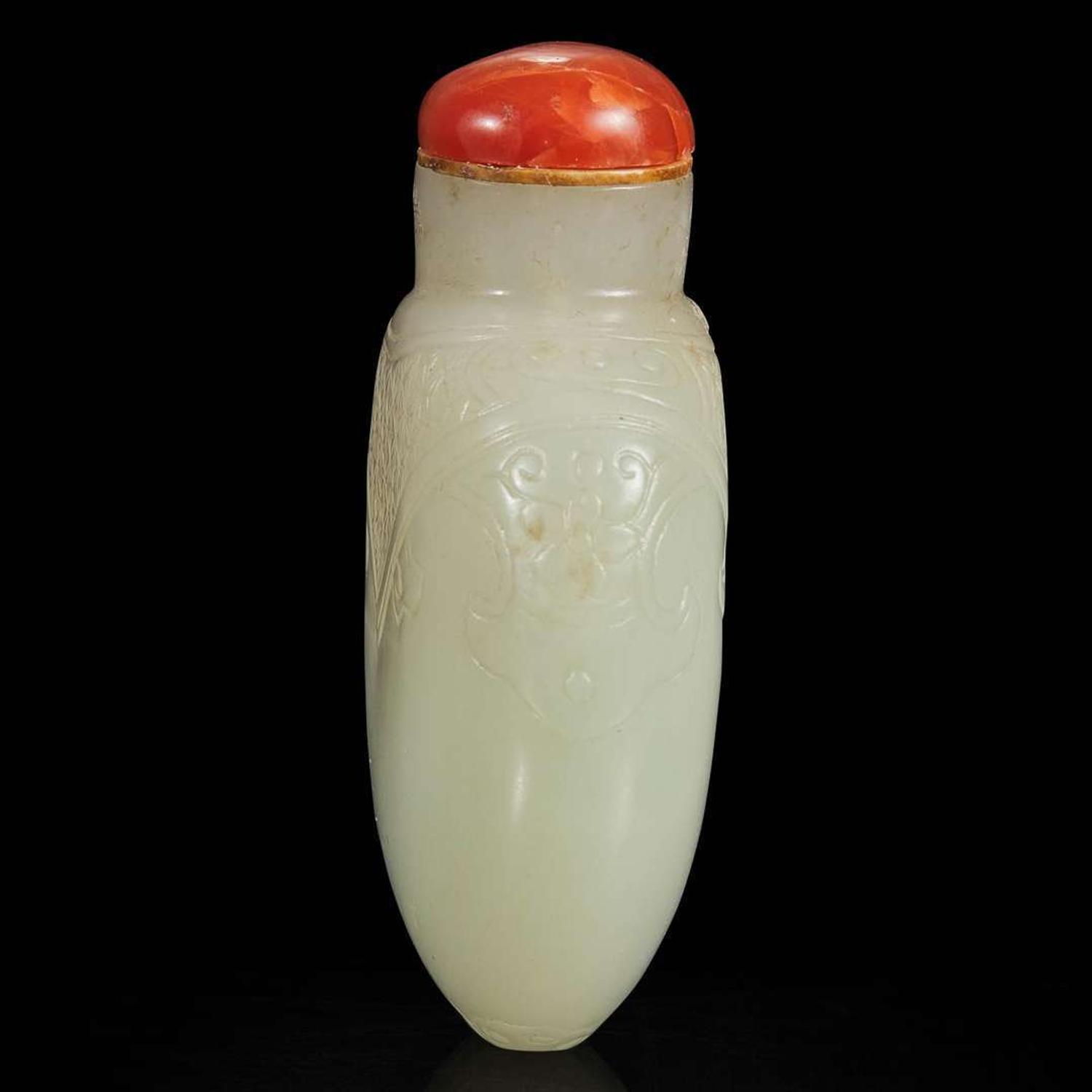 A Chinese greyish-white jade snuff bottle 青白玉鼻烟壶一件 Qing dynasty ?