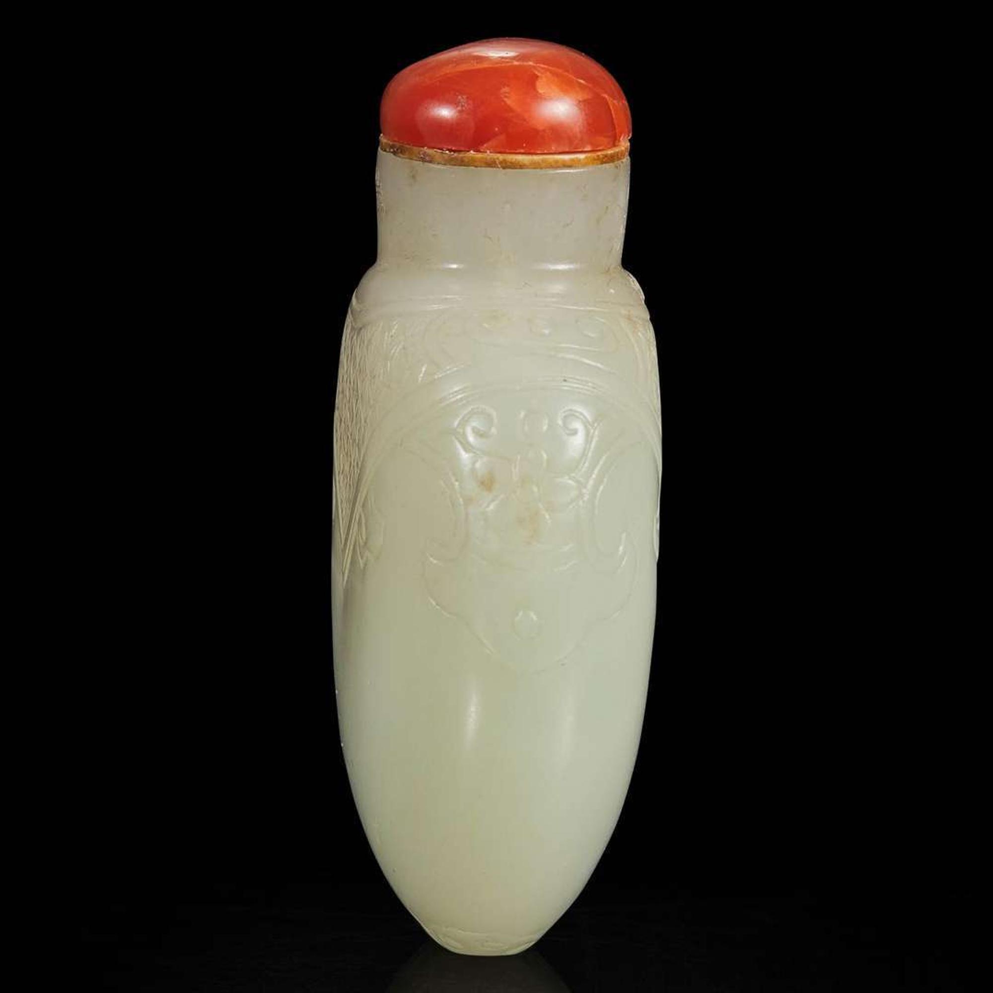 A Chinese greyish-white jade snuff bottle 青白玉鼻烟壶一件 Qing dynasty ?
