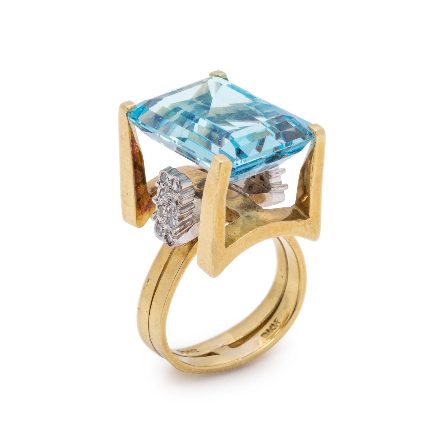 AQUAMARINE AND DIAMOND RING