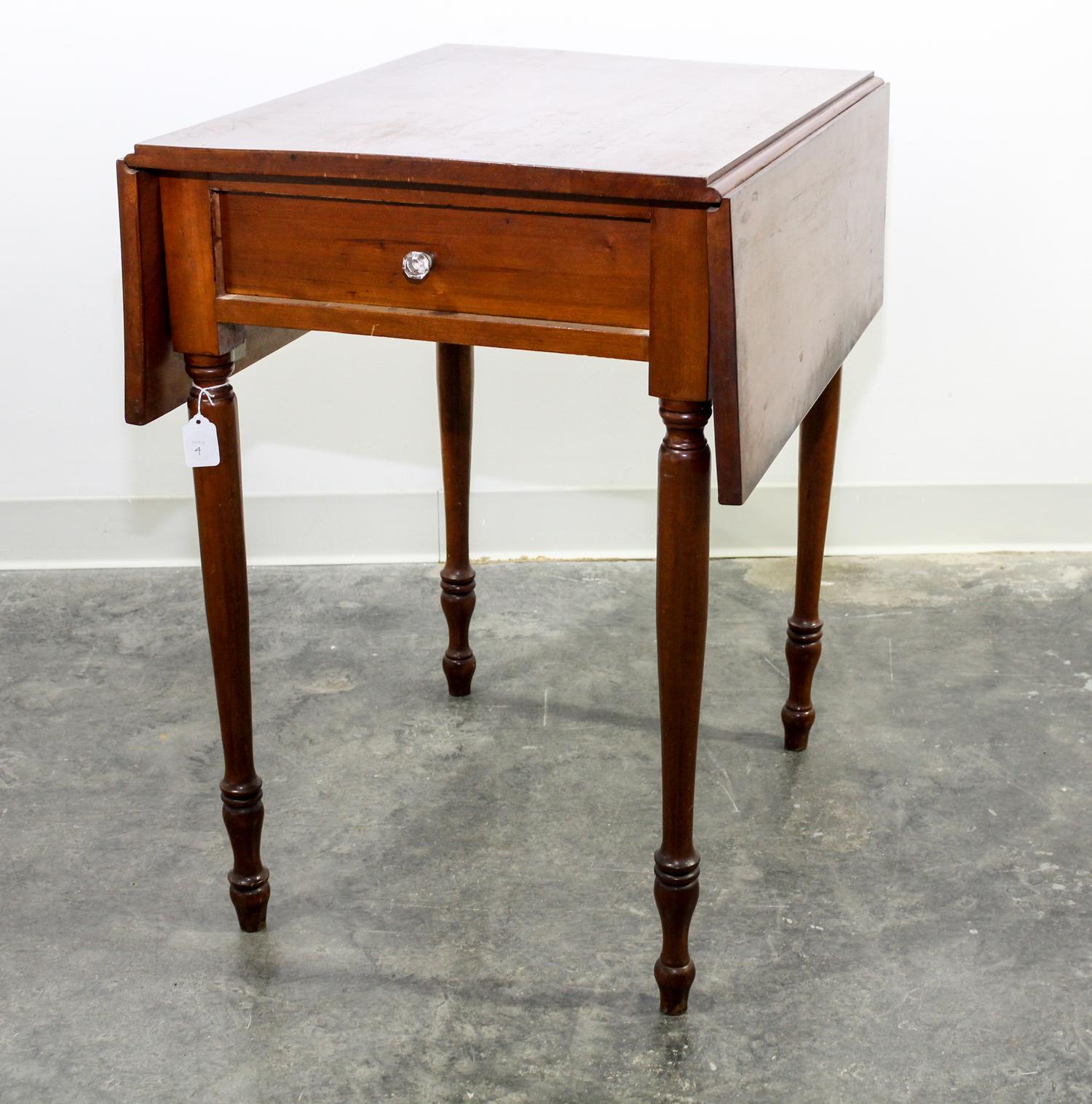 An American Maple Drop Leaf Table Height 28 3/4 x width 35 1/4 x depth 24 inches. — 19TH CENTURY