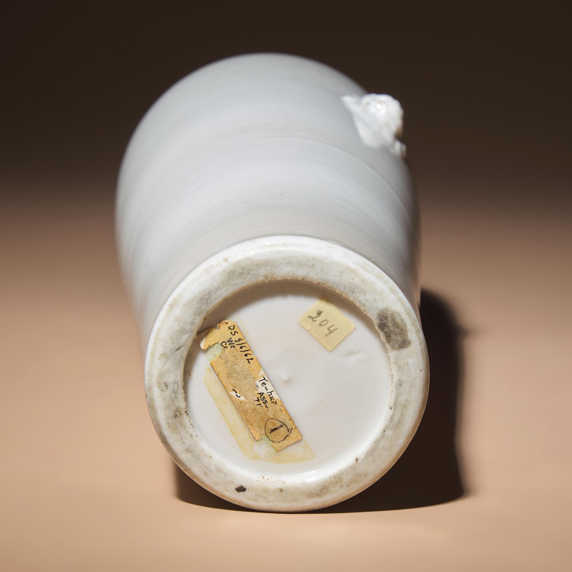 A Chinese Blanc-de-Chine Porcelain Sleeve Vase, Early Qing Dynasty — 清早期 德化白瓷雙獸首筒瓶