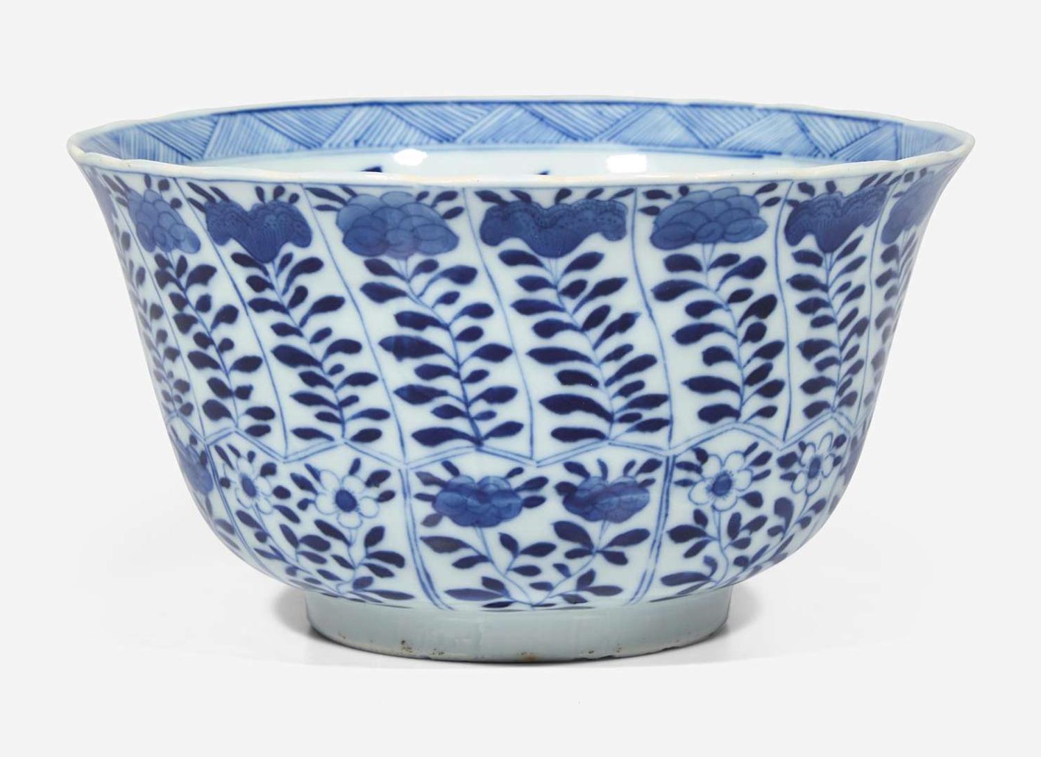 A Chinese blue and white porcelain "Fishes" bowl, Kangxi period 青花游魚盌 清 康熙