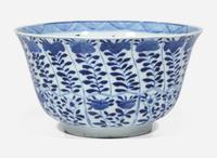 A Chinese blue and white porcelain "Fishes" bowl, Kangxi period 青花游魚盌 清 康熙