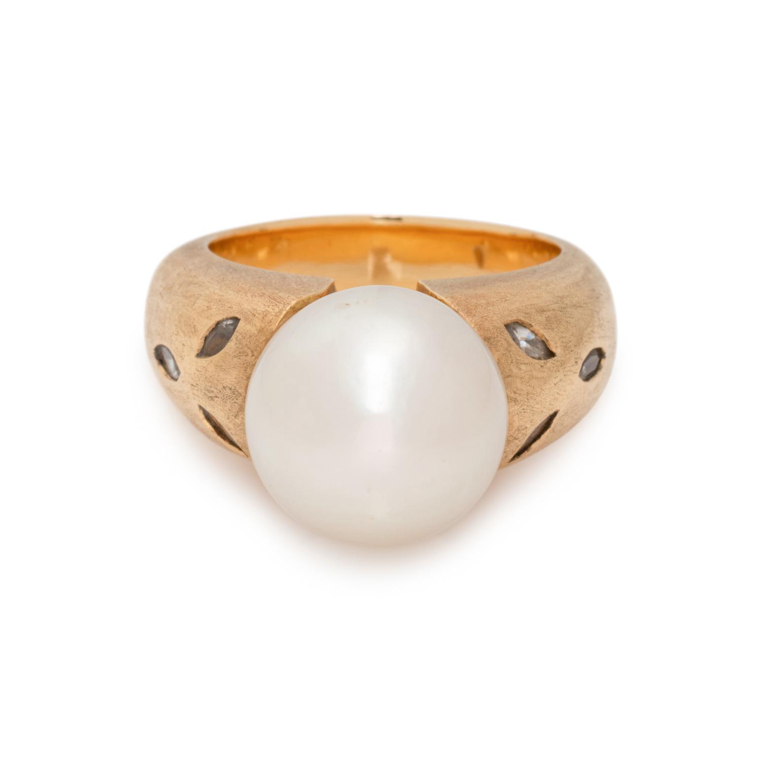YELLOW GOLD, CULTURED SOUTH SEA PEARL AND DIAMOND RING