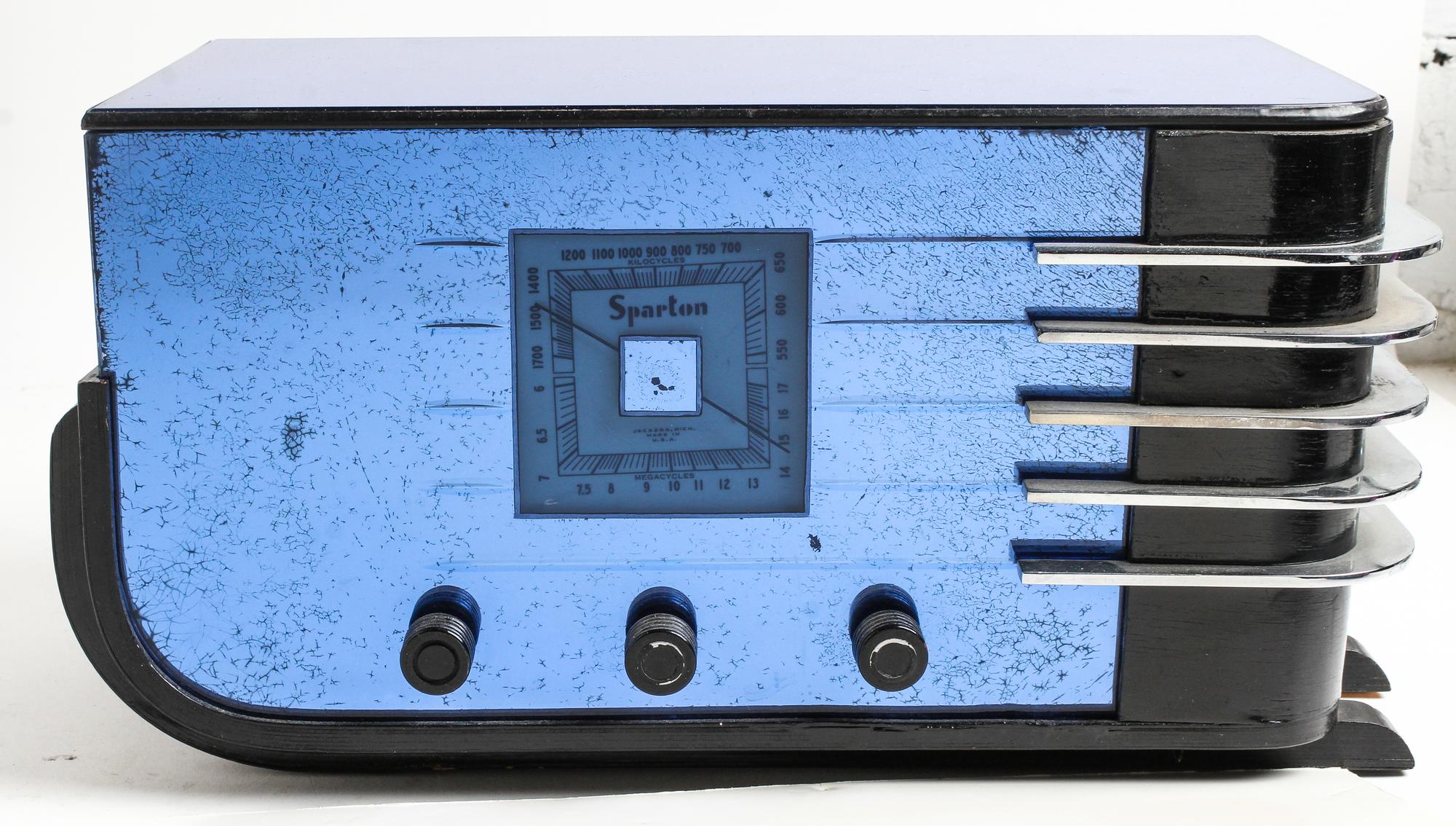 A Sparton A-C Receiver Radio, Model no. 557 Height 9 x width 18 x depth 8 1/2 inches — FIRST HALF 20TH CENTURY