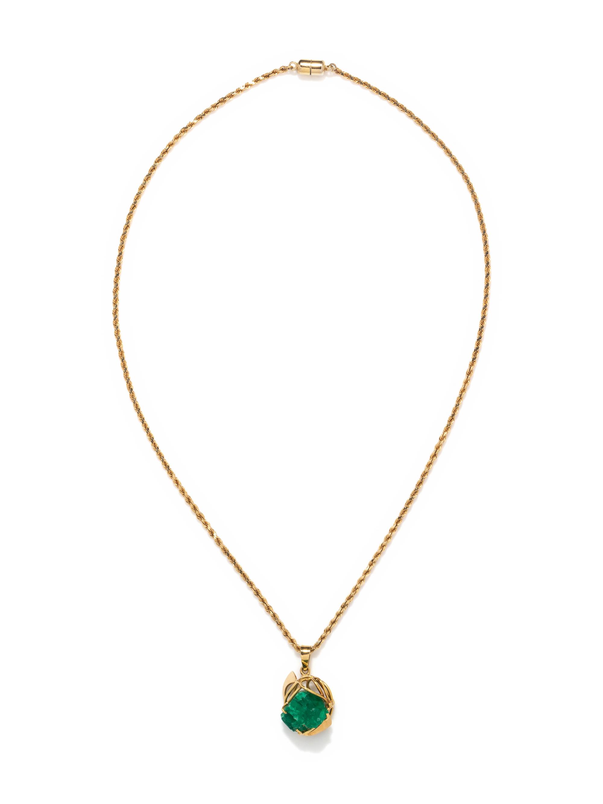 YELLOW GOLD AND EMERALD PENDANT NECKLACE