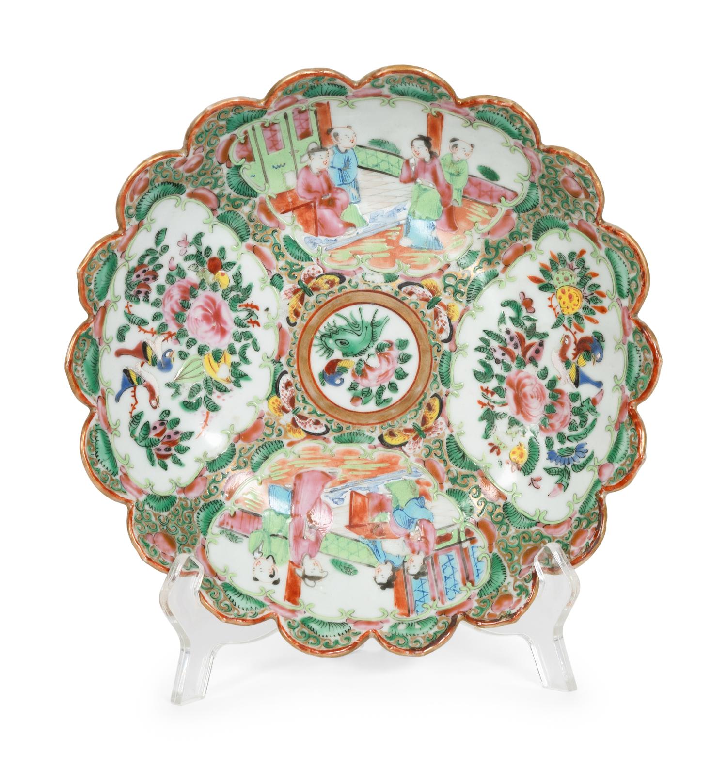 A Chinese Export Famille Rose Porcelain Plate with Scalloped Rim