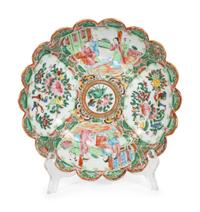 A Chinese Export Famille Rose Porcelain Plate with Scalloped Rim