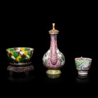 Three Chinese Porcelain Wares, Early-Mid 20th Century — 近代 粉彩山水圖執壺、人物圖茶杯及虎皮三彩碗各一