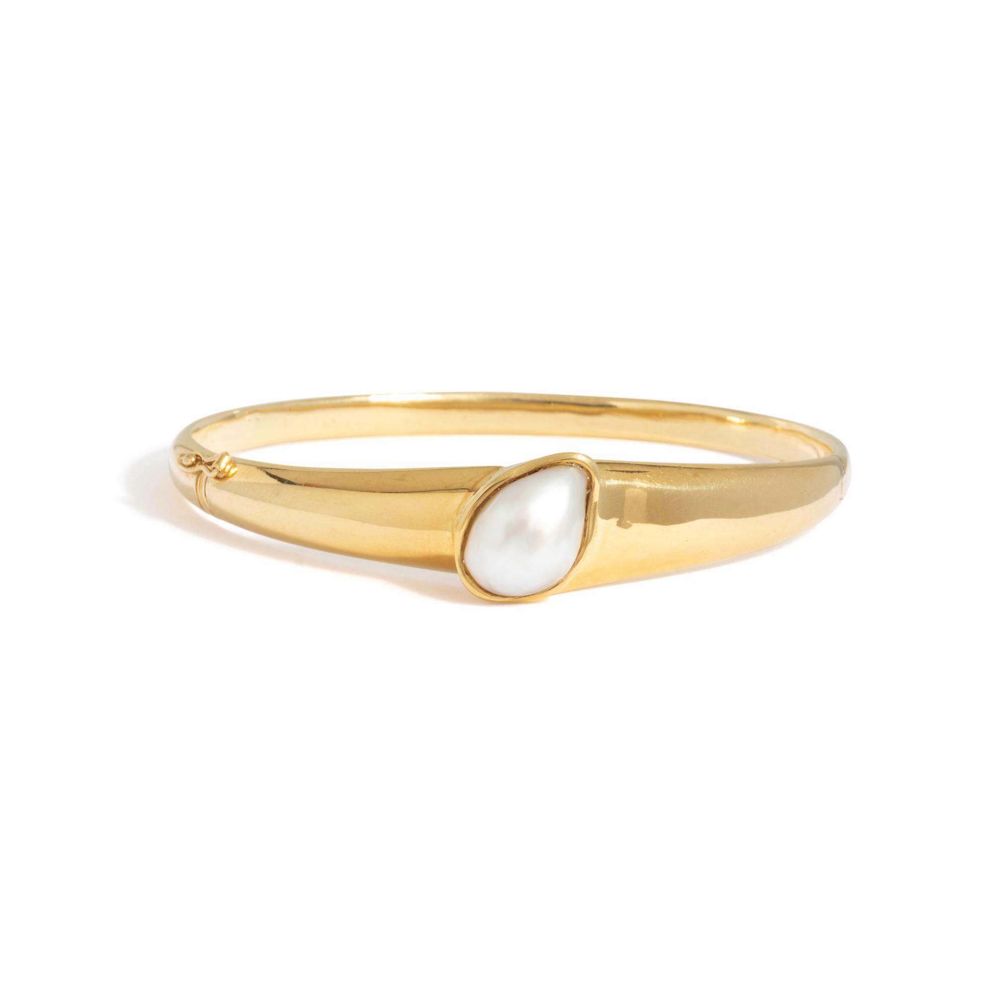 TIFFANY & CO., YELLOW GOLD AND CULTURED PEARL BANGLE BRACELET