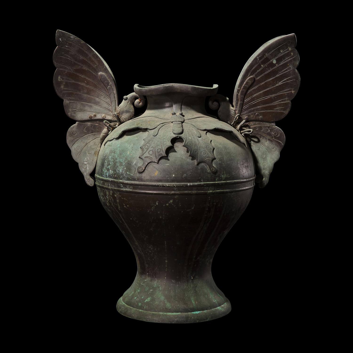 A Large and Unusual Japanese Bronze 'Butterflies' Vase, Meiji/Taisho Period 日本明治/大正時期 銅蝴蝶大瓶