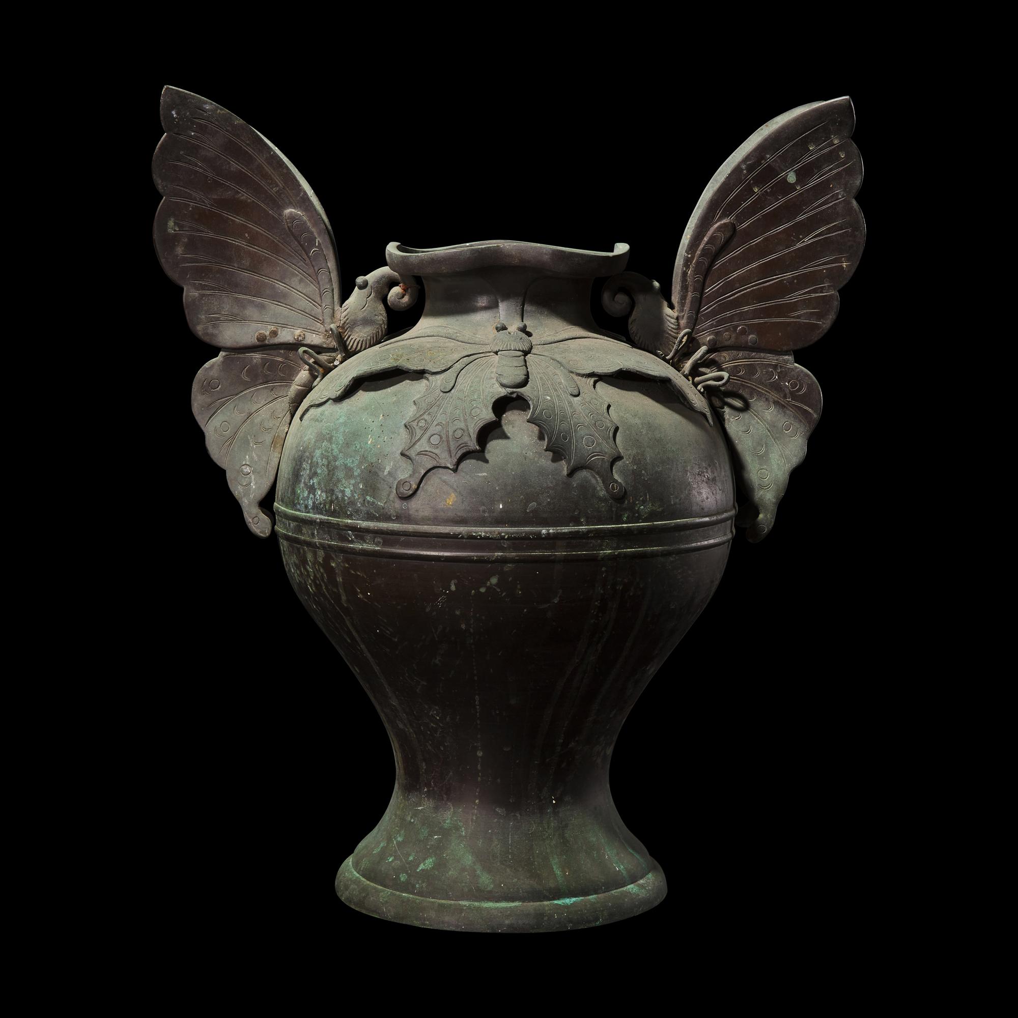 A Large and Unusual Japanese Bronze 'Butterflies' Vase, Meiji/Taisho Period 日本明治/大正時期 銅蝴蝶大瓶
