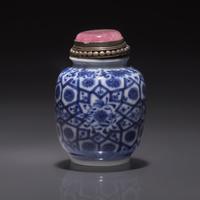 A Chinese Blue and White Porcelain Snuff Jarlet, Qing Dynasty, Circa 1810-1880 — 1810-1880年 青花花卉紋鼻煙罐
