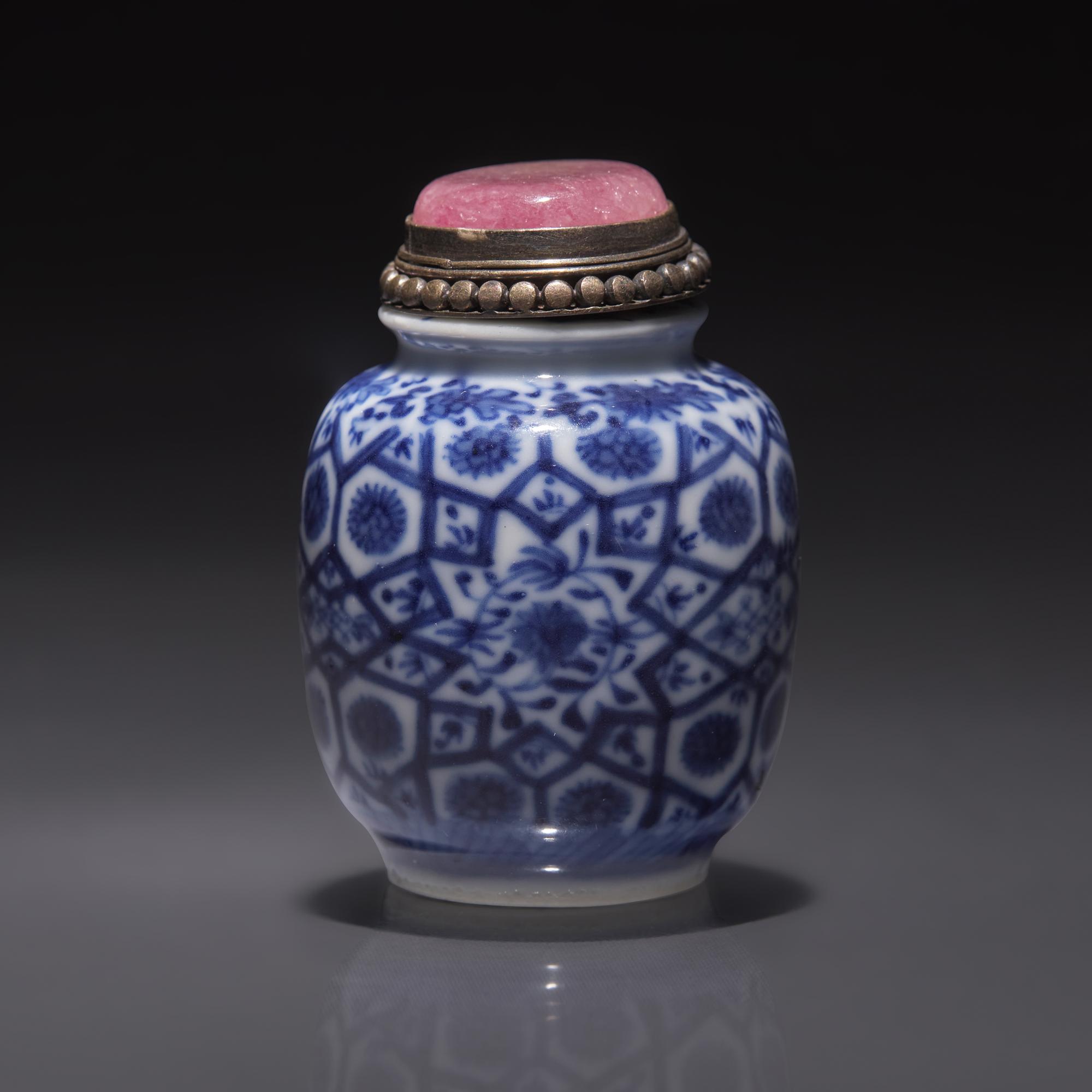 A Chinese Blue and White Porcelain Snuff Jarlet, Qing Dynasty, Circa 1810-1880 — 1810-1880年 青花花卉紋鼻煙罐