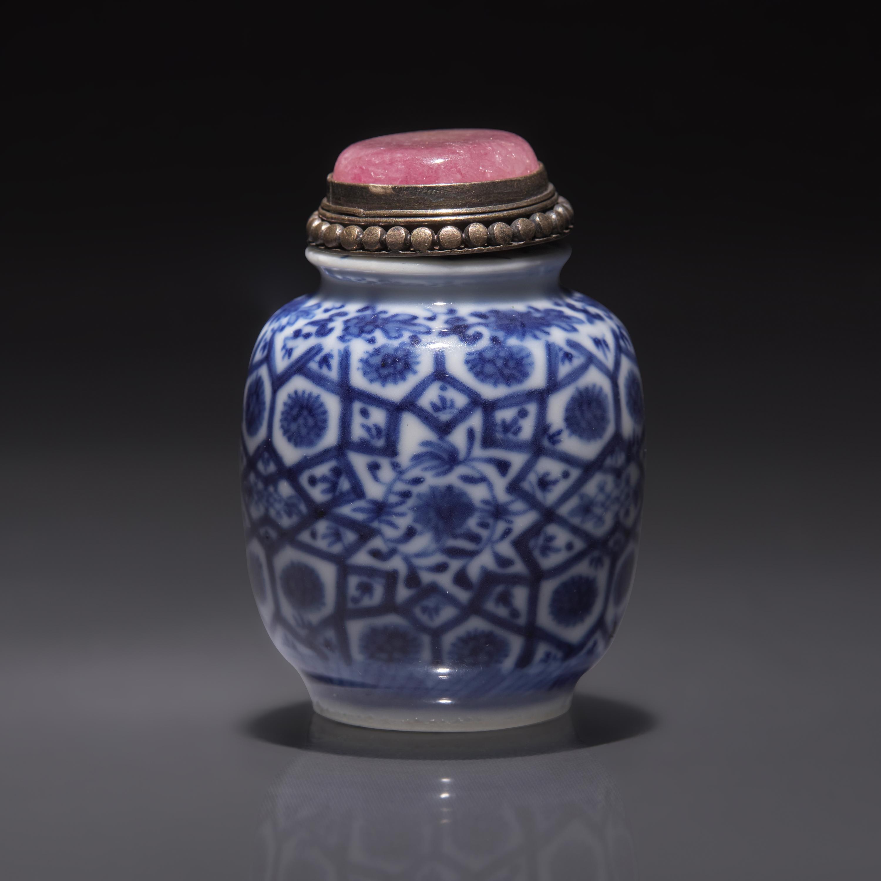 A Chinese Blue and White Porcelain Snuff Jarlet, Qing Dynasty, Circa 1810-1880 — 1810-1880年 青花花卉紋鼻煙罐