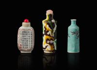 A group of three Chinese porcelain snuff bottles 陶瓷鼻煙壺一組三件