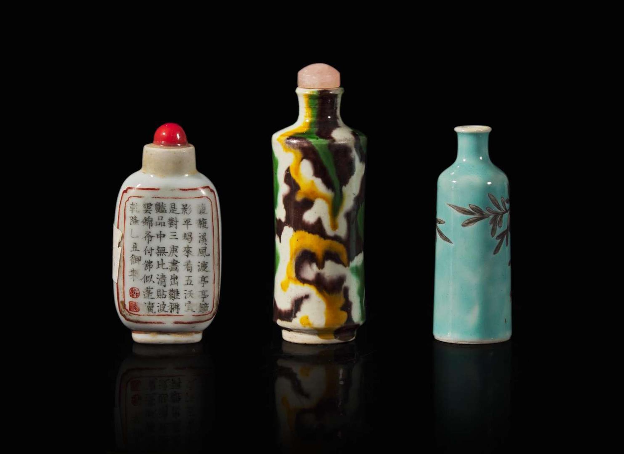 A group of three Chinese porcelain snuff bottles 陶瓷鼻煙壺一組三件