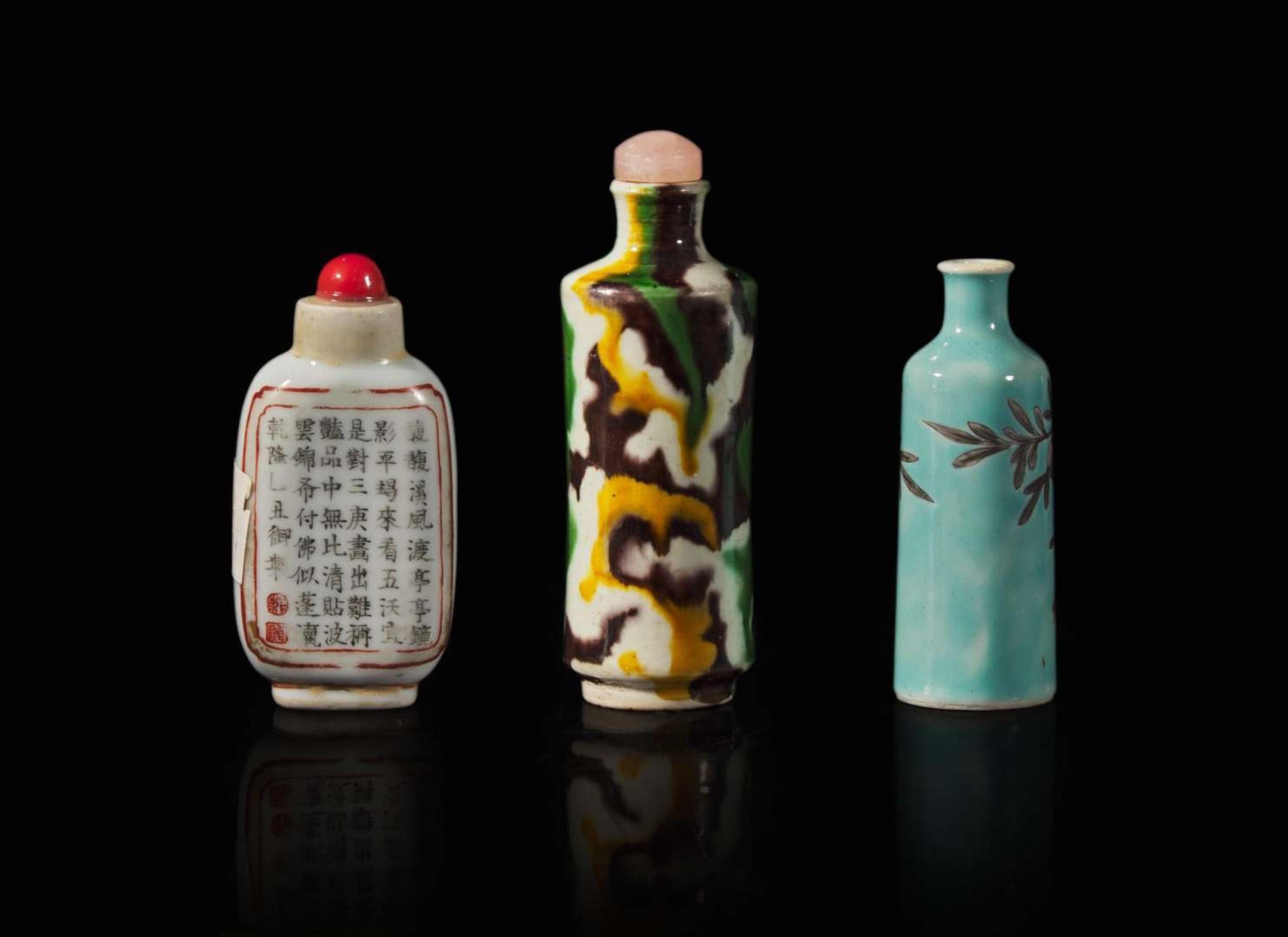 A group of three Chinese porcelain snuff bottles 陶瓷鼻煙壺一組三件