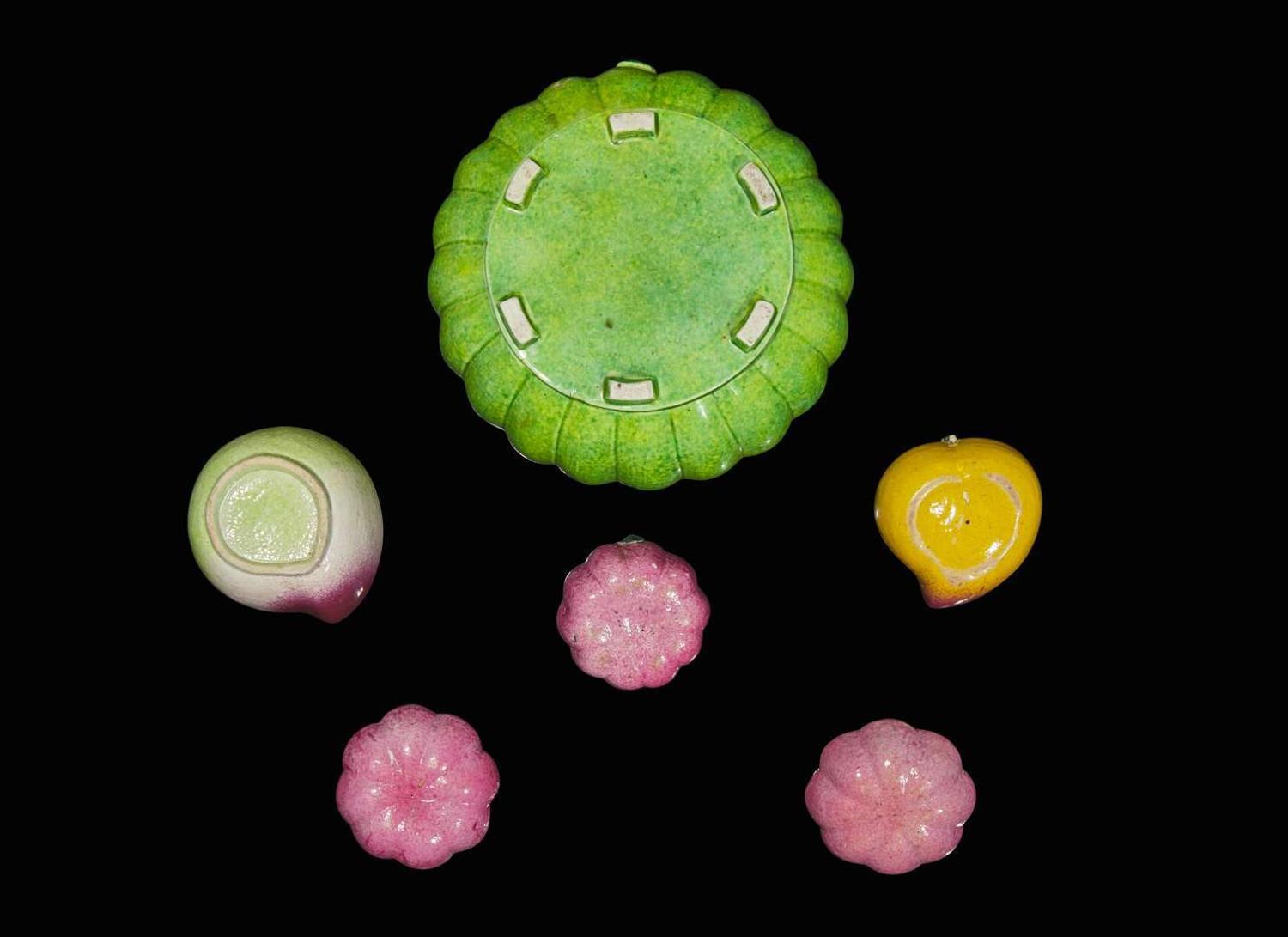 A group of six assorted Chinese enameled peach and melon-form covered sweetmeat boxes and ornaments 瓜果形瓷器一組六件
