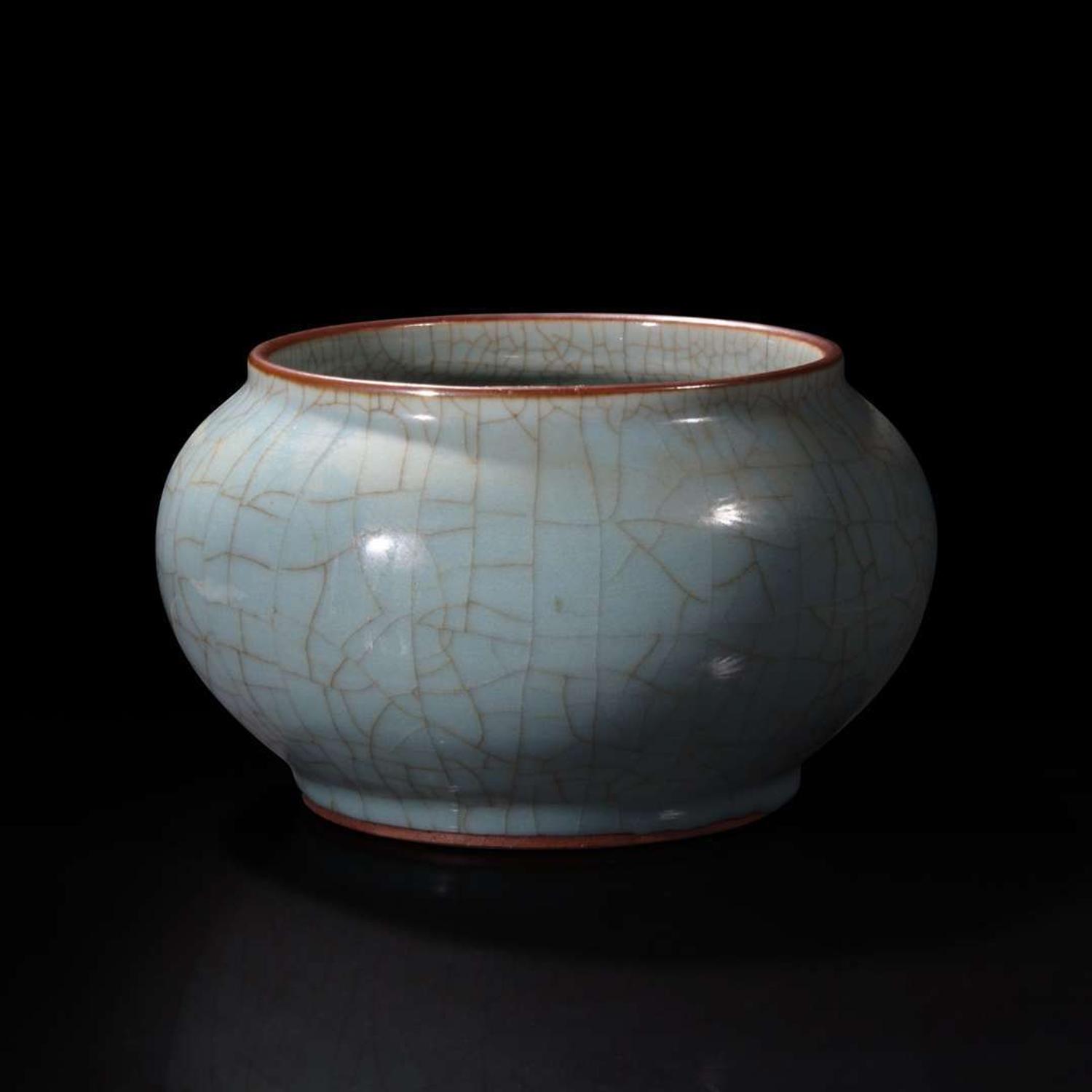 A Chinese guan-style globular jar 官窑风格圆罐