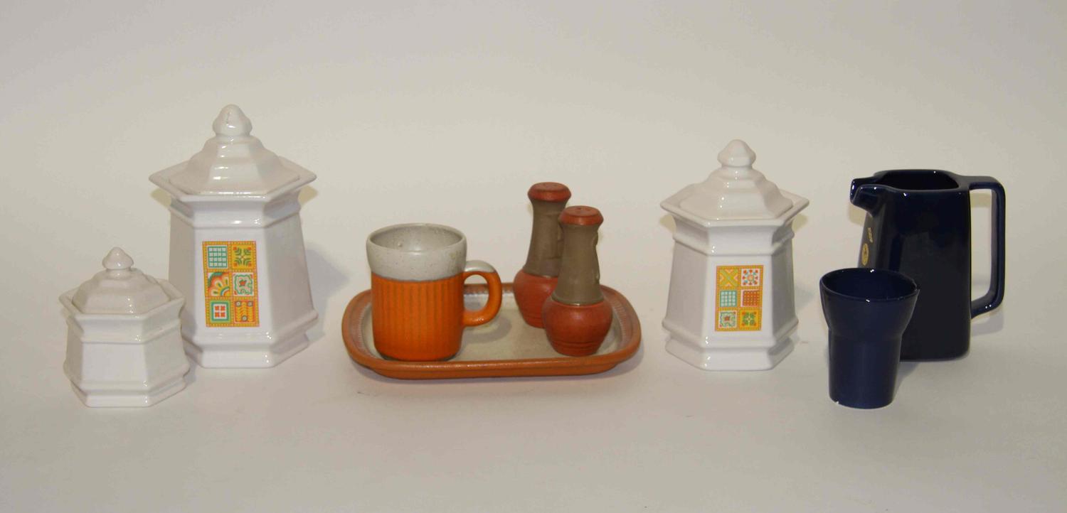 A Collection of Sixteen Haeger Pottery Table Articles Height of tallest 8 3/4 inches.