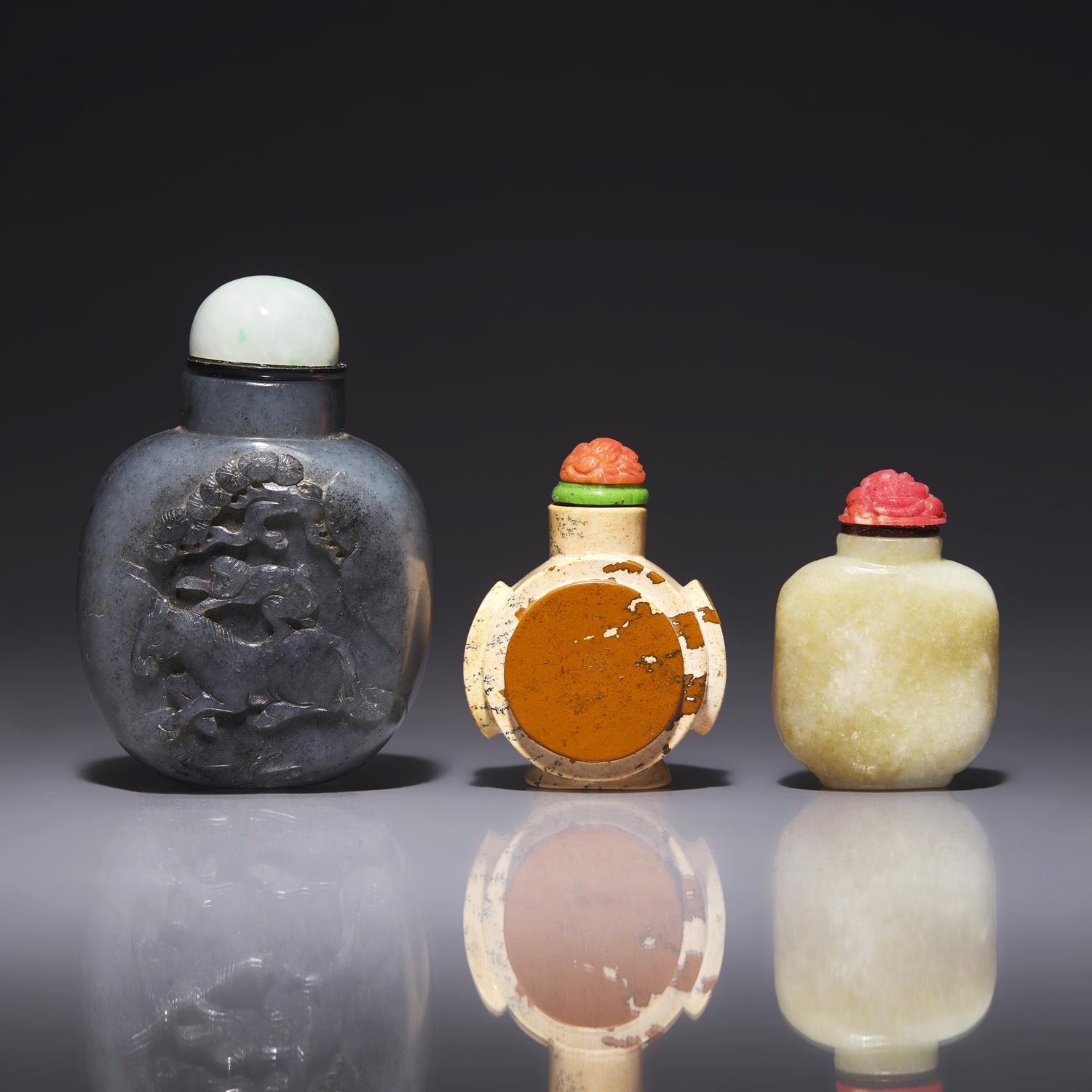 Three Chinese Jade and Hardstone Snuff Bottles 玉、石鼻烟壺三支