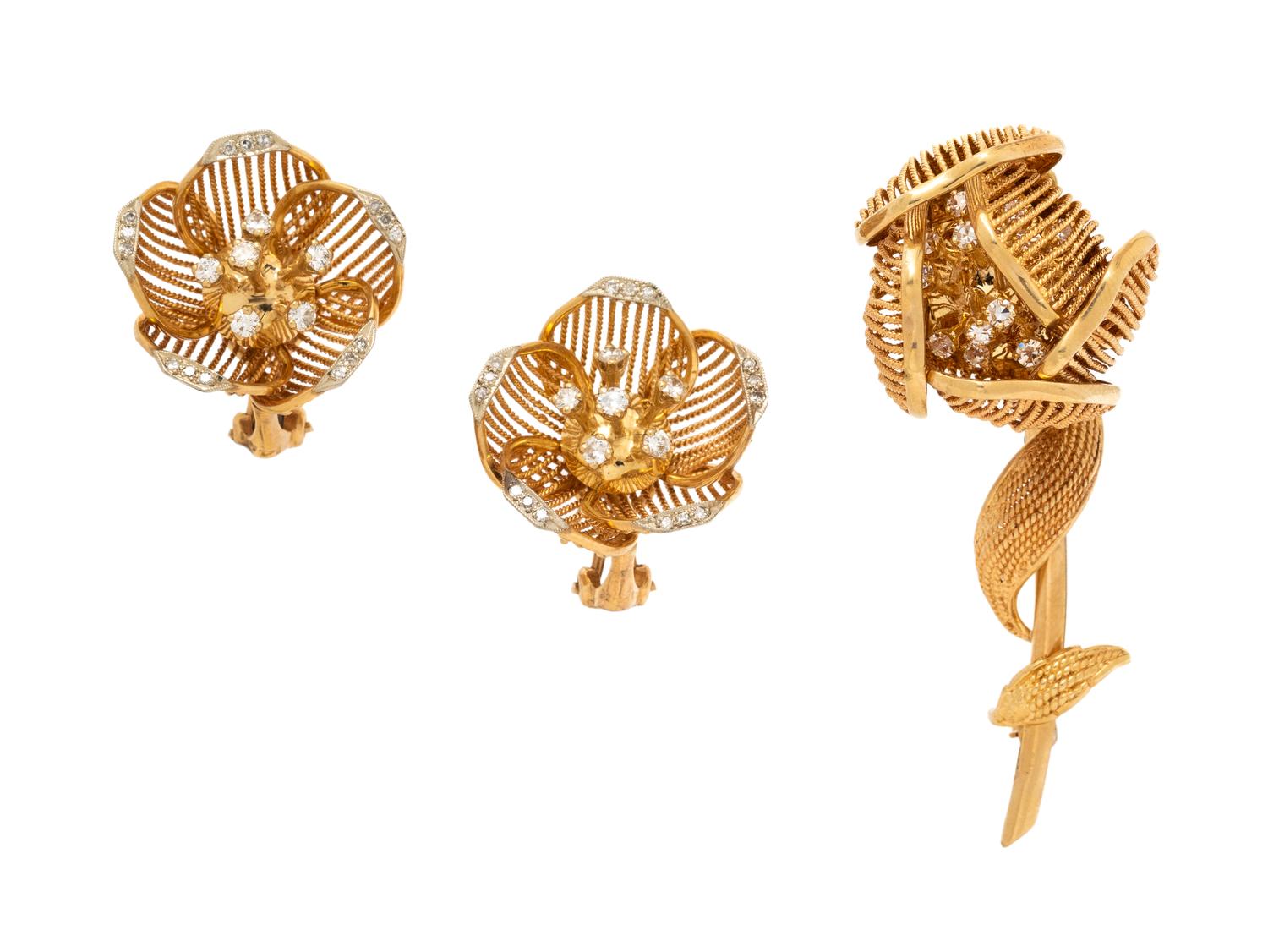 YELLOW GOLD AND DIAMOND FLOWER EARRINGS AND ARTICULATED BROOCH