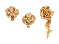YELLOW GOLD AND DIAMOND FLOWER EARRINGS AND ARTICULATED BROOCH