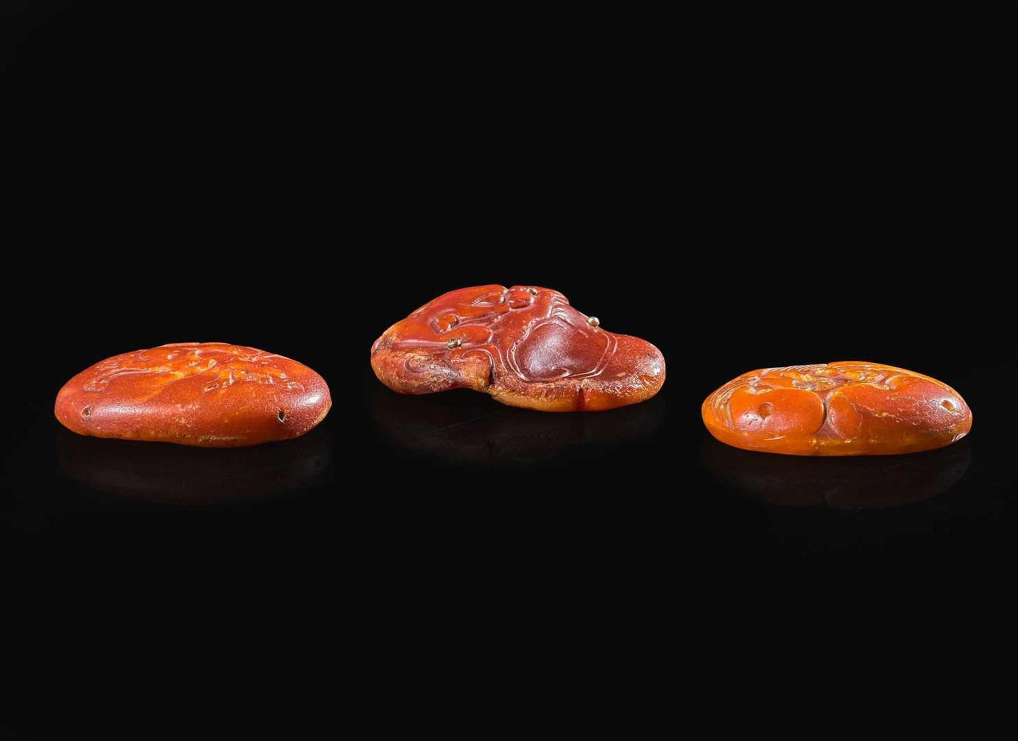 Three Chinese carved amber pendants, Ming to Qing dynasty 琥珀蜜蠟飾品三件 明或清