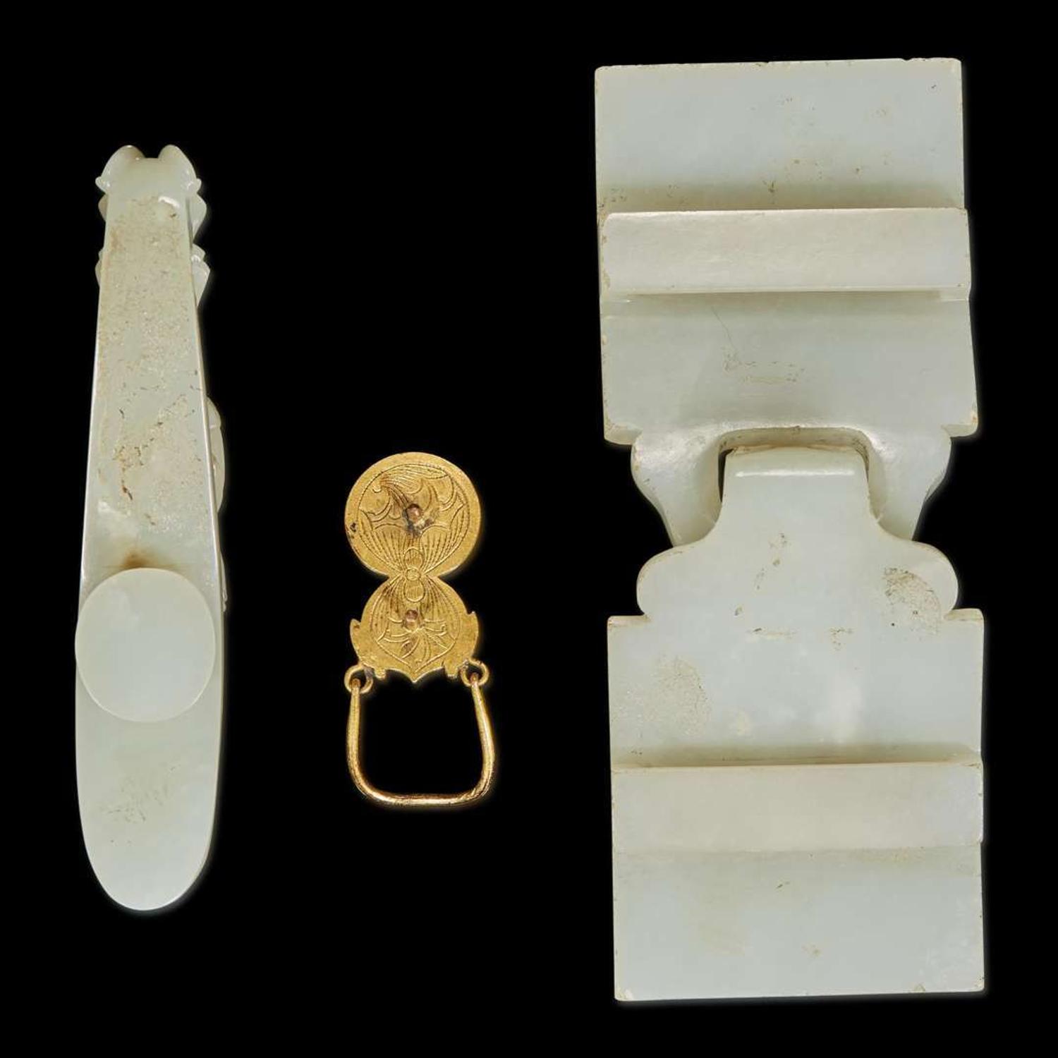 Two Chinese white jade buckles and a third buckle 白玉帶鉤兩組及一配件 Qing dynasty ?