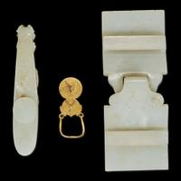 Two Chinese white jade buckles and a third buckle 白玉帶鉤兩組及一配件 Qing dynasty ?