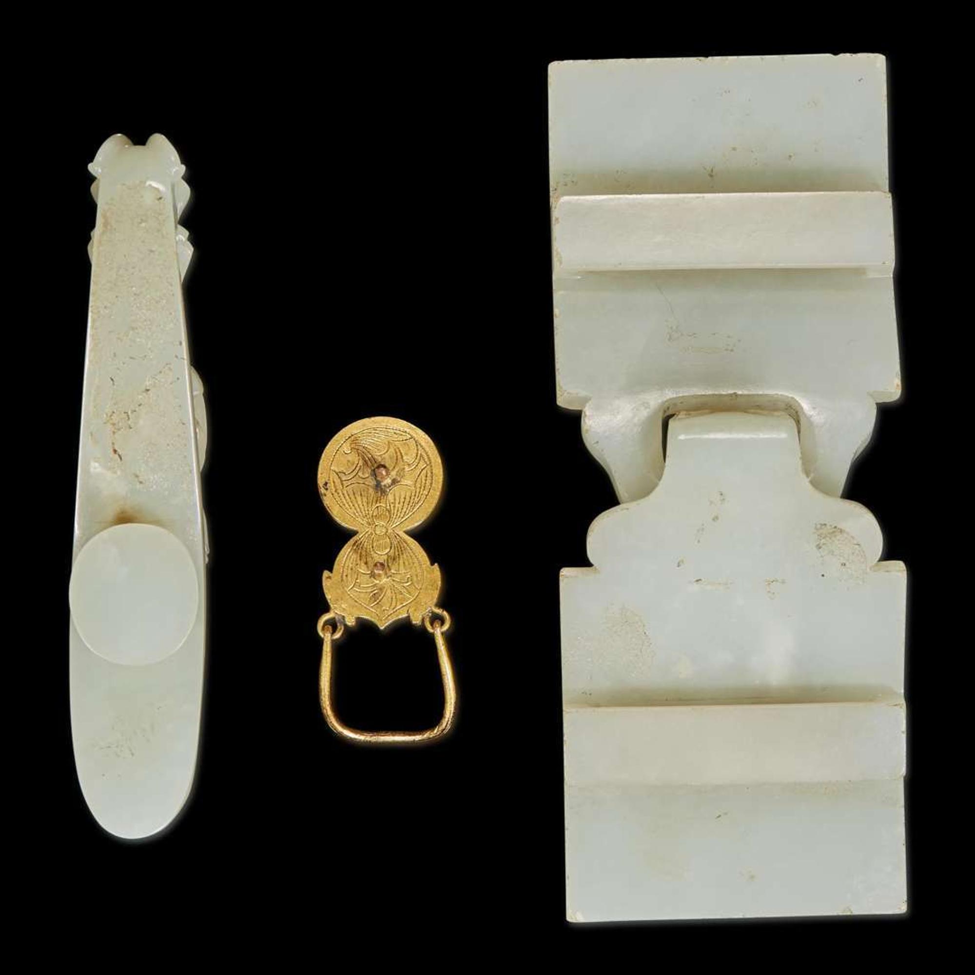 Two Chinese white jade buckles and a third buckle 白玉帶鉤兩組及一配件 Qing dynasty ?