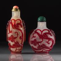 Two Chinese Carved Ruby Overlay Glass Snuff Bottles, Qing Dynasty, 18th/19th Century — 清中晚期 雪霏地套寶石紅料螭龍紋鼻煙壺兩支