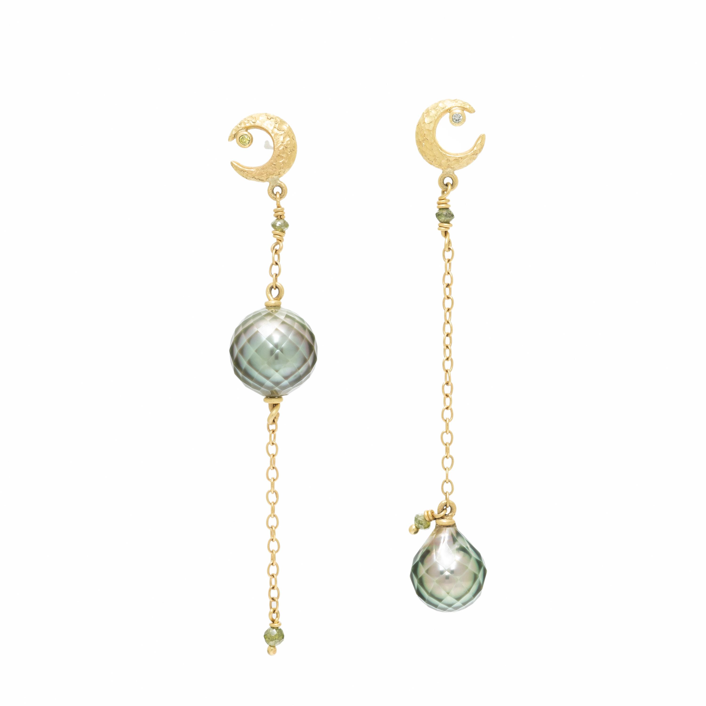 FACETED GREY CULTURED PEARL AND YELLOW GOLD EARRINGS