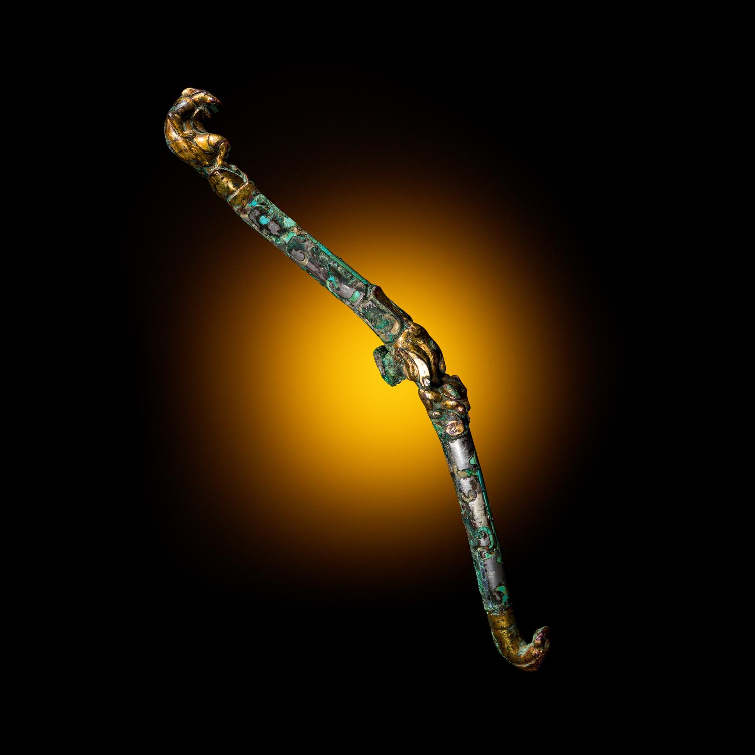 A Chinese Gilt, Silvered and Turquoise Inlaid Bronze Belt Hook, Warring States Period 戰國 銅 鎏金錯銀嵌松石雙獸首帶鉤