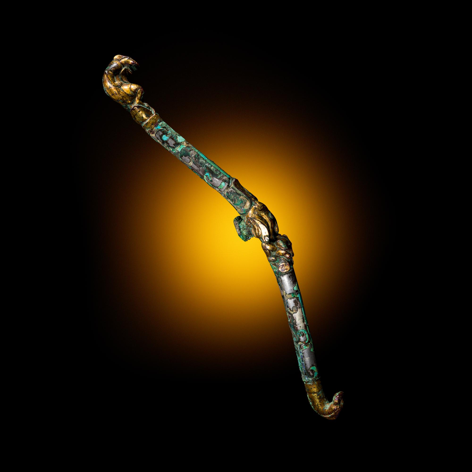 A Chinese Gilt, Silvered and Turquoise Inlaid Bronze Belt Hook, Warring States Period 戰國 銅 鎏金錯銀嵌松石雙獸首帶鉤